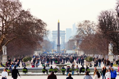 Dikilitaş ve zafer takı tuileries Garden, paris