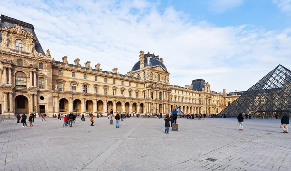 Louvre Palace and Pyramid, Paris — Stock Photo, Image