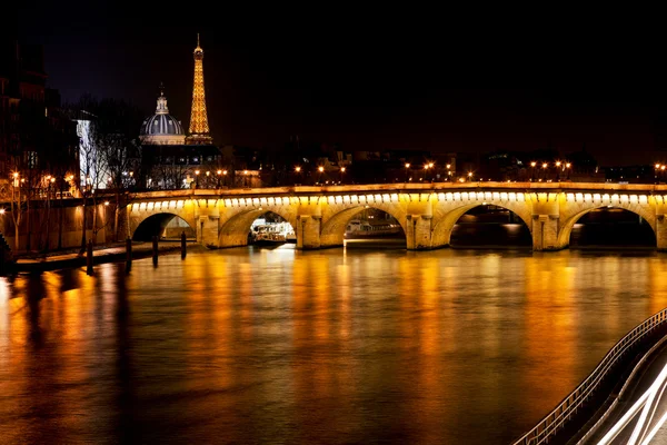 晚上在巴黎 pont neuf — 图库照片