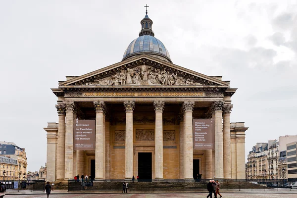 Utsikt över pantheon från place du pantheon i paris, paris — Stockfoto