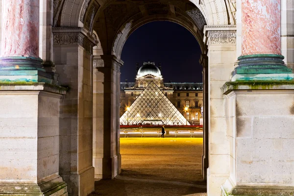 루브르 피라미드 하지만 파리에서 아크 — 스톡 사진