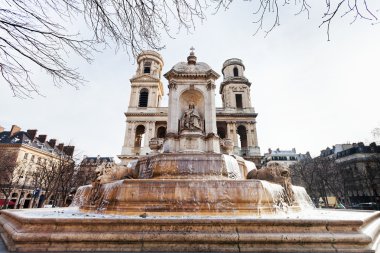 saint-sulpice fontain ve kilise Paris önden görünümü