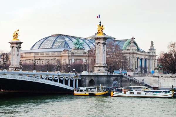 Мост Александра III и Большой дворец, Париж — стоковое фото