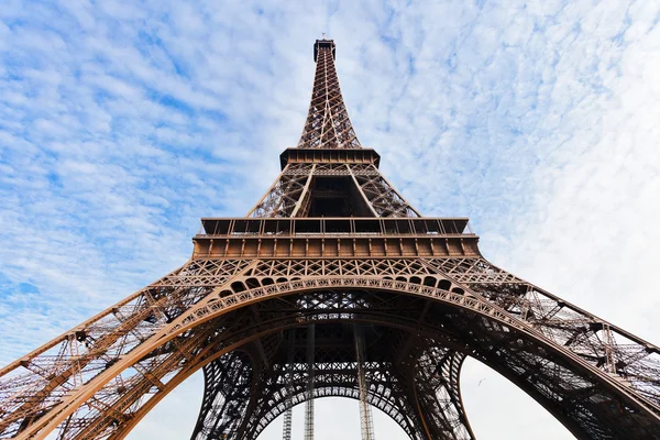 Stöd av Eiffeltornet i paris — Stockfoto