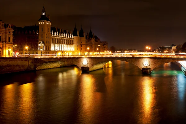 在巴黎的塞纳河河的夜全景 — 图库照片