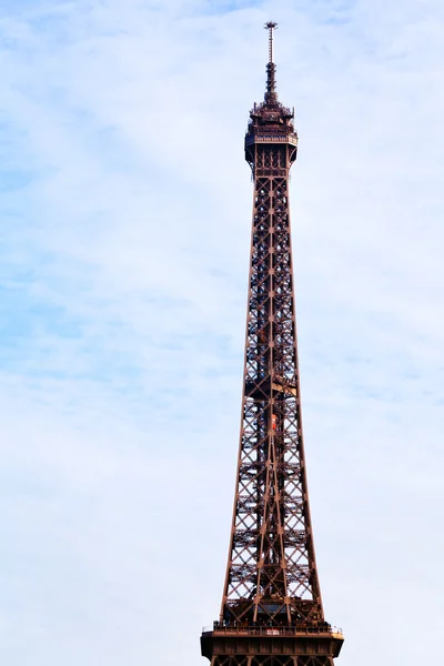 与蓝蓝的天空和洁白的云朵在巴黎埃菲尔铁塔 — 图库照片
