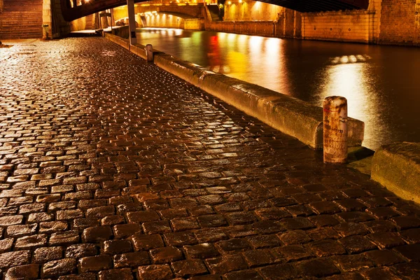 Muelle en París por la noche — Foto de Stock