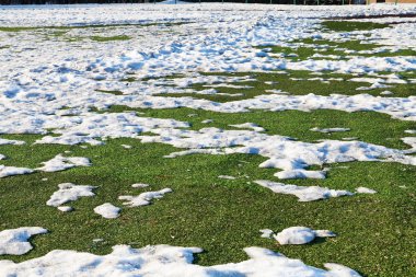 Açık futbol sahası üzerinde kar