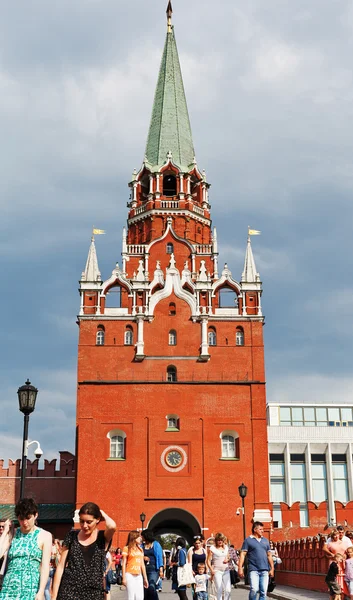 Кремлевские ворота через Троицкую башню, Москва — стоковое фото