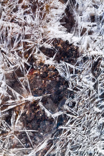 Кристаллы природного льда над замерзшим ручьем — стоковое фото