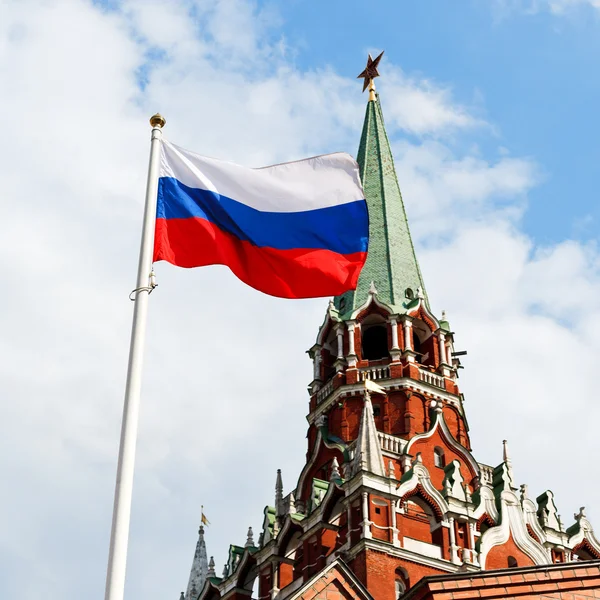 Russische Staatsflagge weht im Wind — Stockfoto