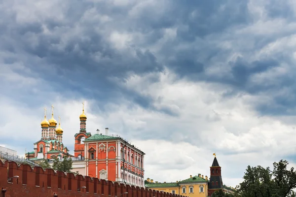 Regenwolken über dem Kreml — Stockfoto