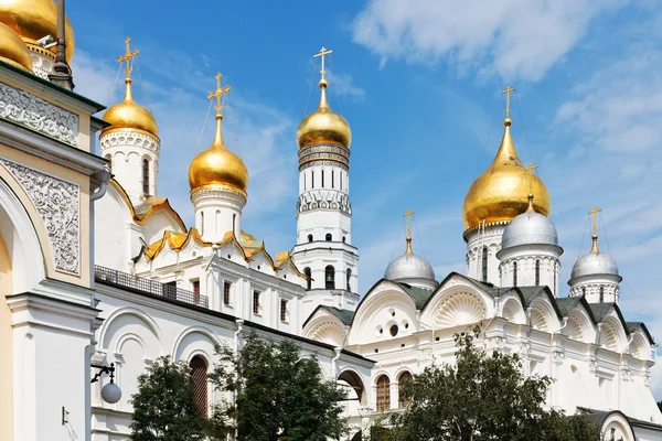 Cupole dorate delle cattedrali del Cremlino di Mosca — Foto Stock