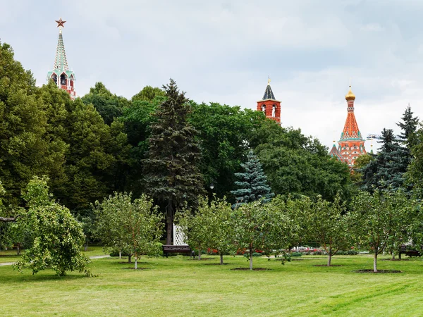 Тайницкий сад в Московском Кремле — стоковое фото