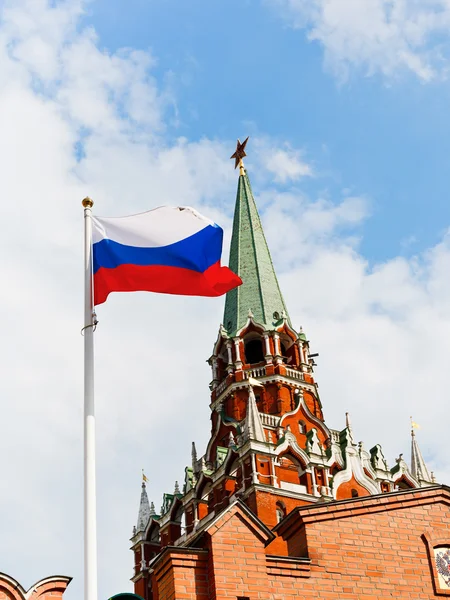 Ryska staten flaggan fladdrar i vinden — Stockfoto