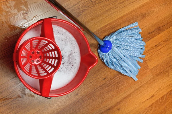 Fregona y cubo con agua para el lavado de suelos —  Fotos de Stock