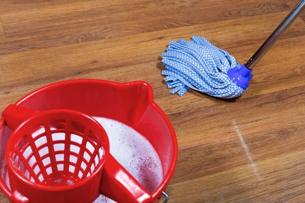 Limpeza de pisos em parquet — Fotografia de Stock