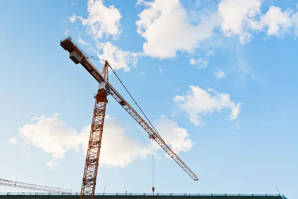 Tower crane under blue sky — Stock Photo, Image