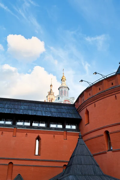 Red wall and tower of historical Kitay-gorod — Stock Photo, Image