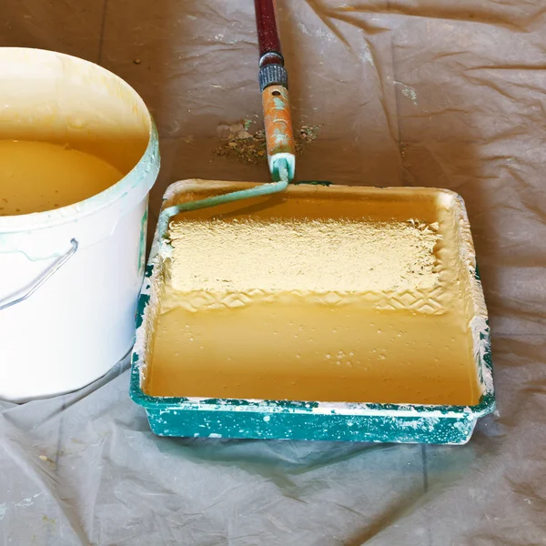 Malíř Válcový kartáč a kbelík s barvou — Stock fotografie