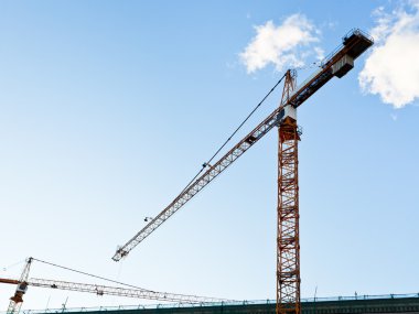 mavi gökyüzünün altında inşaat vinç