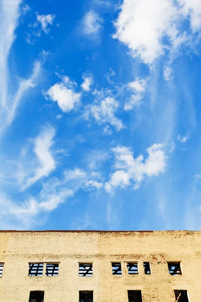 Cielo azul por encima de casa amueblada —  Fotos de Stock