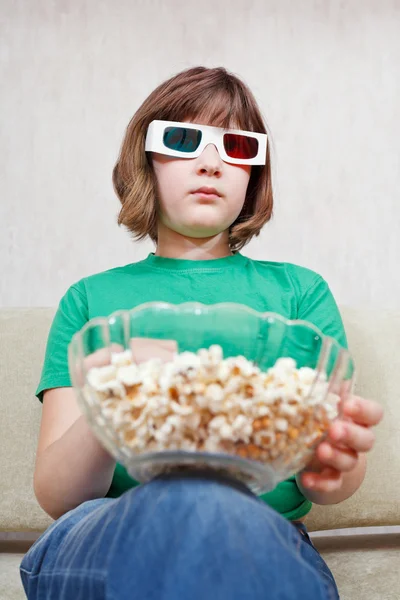 Κορίτσι βλέποντας τηλεόραση ταινίες σε 3d γυαλιά στερεοφωνικό — Φωτογραφία Αρχείου