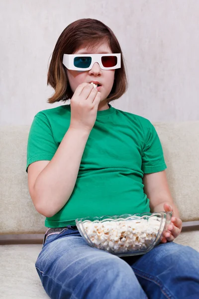 Menina assistindo filmes de TV em 3D óculos estéreo — Fotografia de Stock