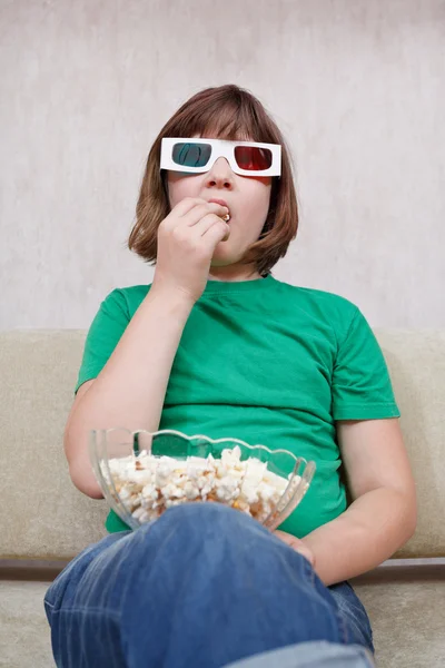 Menina assistindo filmes de TV em 3D óculos estéreo — Fotografia de Stock