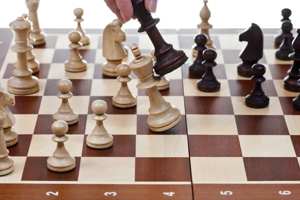 Black king hits white king in chess game — Stockfoto