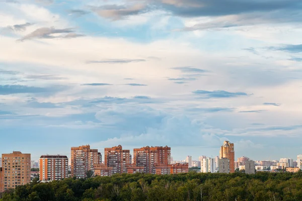 Blauwe zomer avond wolken over stad — Stockfoto