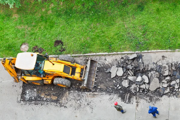 Tractor removes asphalt from road — Stock Photo, Image