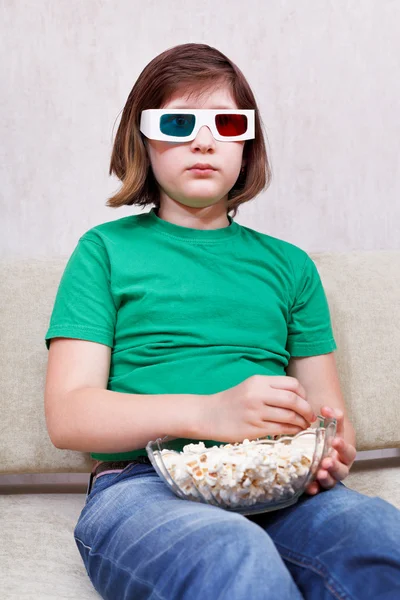 Κορίτσι βλέποντας τηλεόραση ταινίες σε 3d γυαλιά στερεοφωνικό — Φωτογραφία Αρχείου