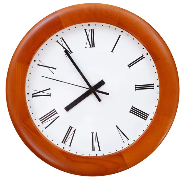 Dřevěné kulaté nástěnné hodiny — Stock fotografie