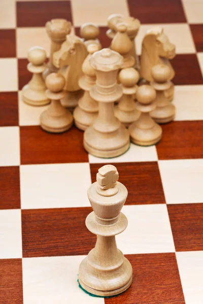 Chess siffror mot kungen — Stockfoto