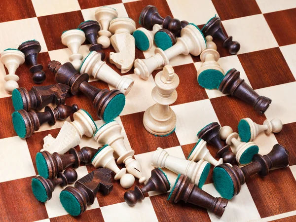 Weißer König und verstreute Schachfiguren — Stockfoto