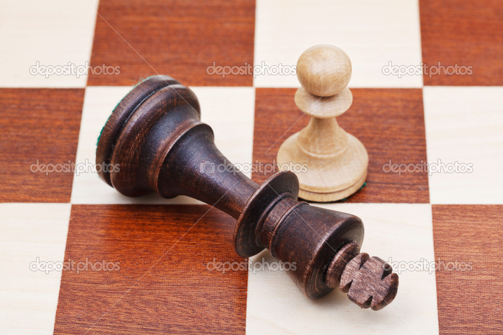 https://st.depositphotos.com/1077338/2976/i/950/depositphotos_29763873-stock-photo-standing-and-fallen-chess-king.jpg