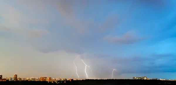 Thunderbolts w ciemny niebieski niebo nad miasto — Zdjęcie stockowe