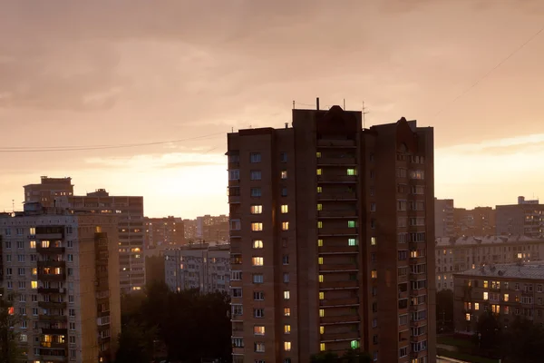 Dunkler Sonnenuntergang in der Stadt vor Sturm — Stockfoto