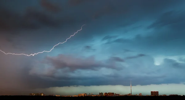 都市上の嵐雲の稲妻 — ストック写真