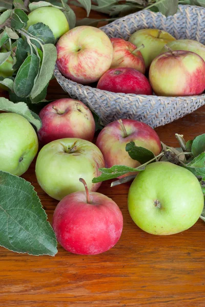 Fresh summer apples on wooden table — Stock Photo, Image