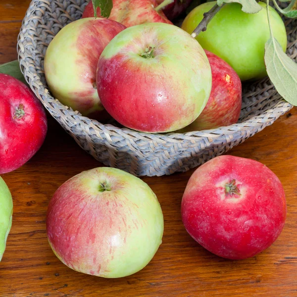 Fresh summer apples on wooden table — Stock Photo, Image
