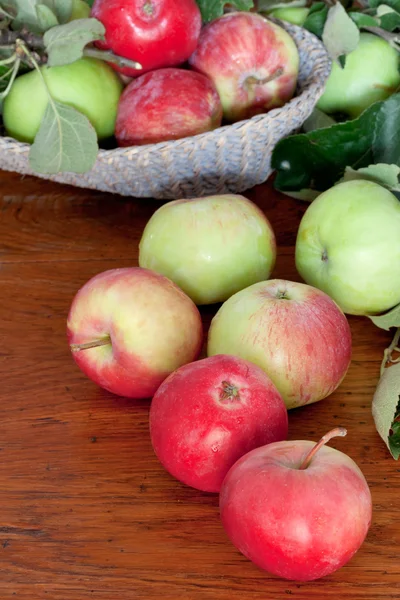 新鲜的夏季苹果木桌子上 — 图库照片