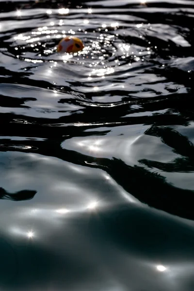 Kugel und Kreise auf dunklem Wasser — Stockfoto