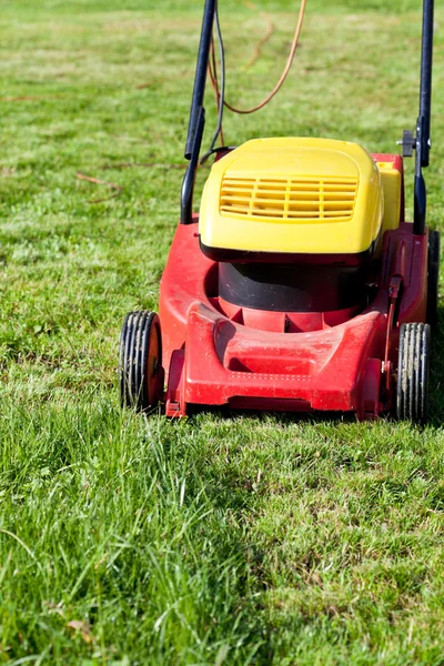 Mowing green grass — Stock Photo, Image