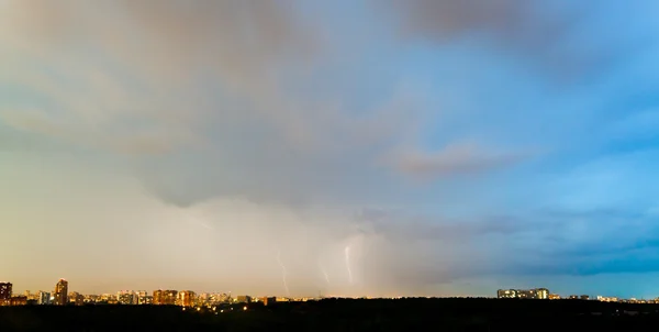 Onweer over stad — Stockfoto