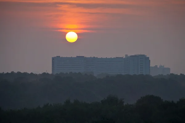 Czerwony wschód słońca nad miasto — Zdjęcie stockowe