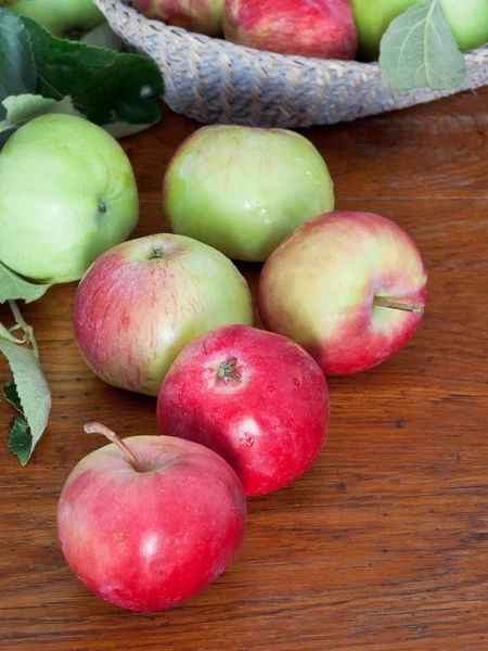 Fresh summer apples on wooden table — Stock Photo, Image