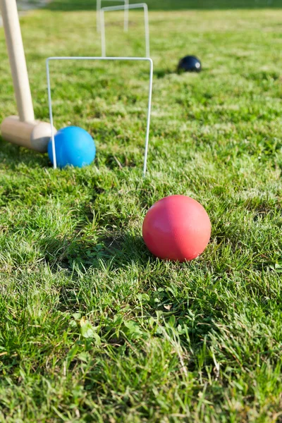 Spel van croquet op groene gazon — Stockfoto