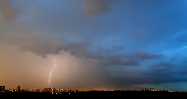 Fırtına ve şimşek şehir içinde — Stok fotoğraf